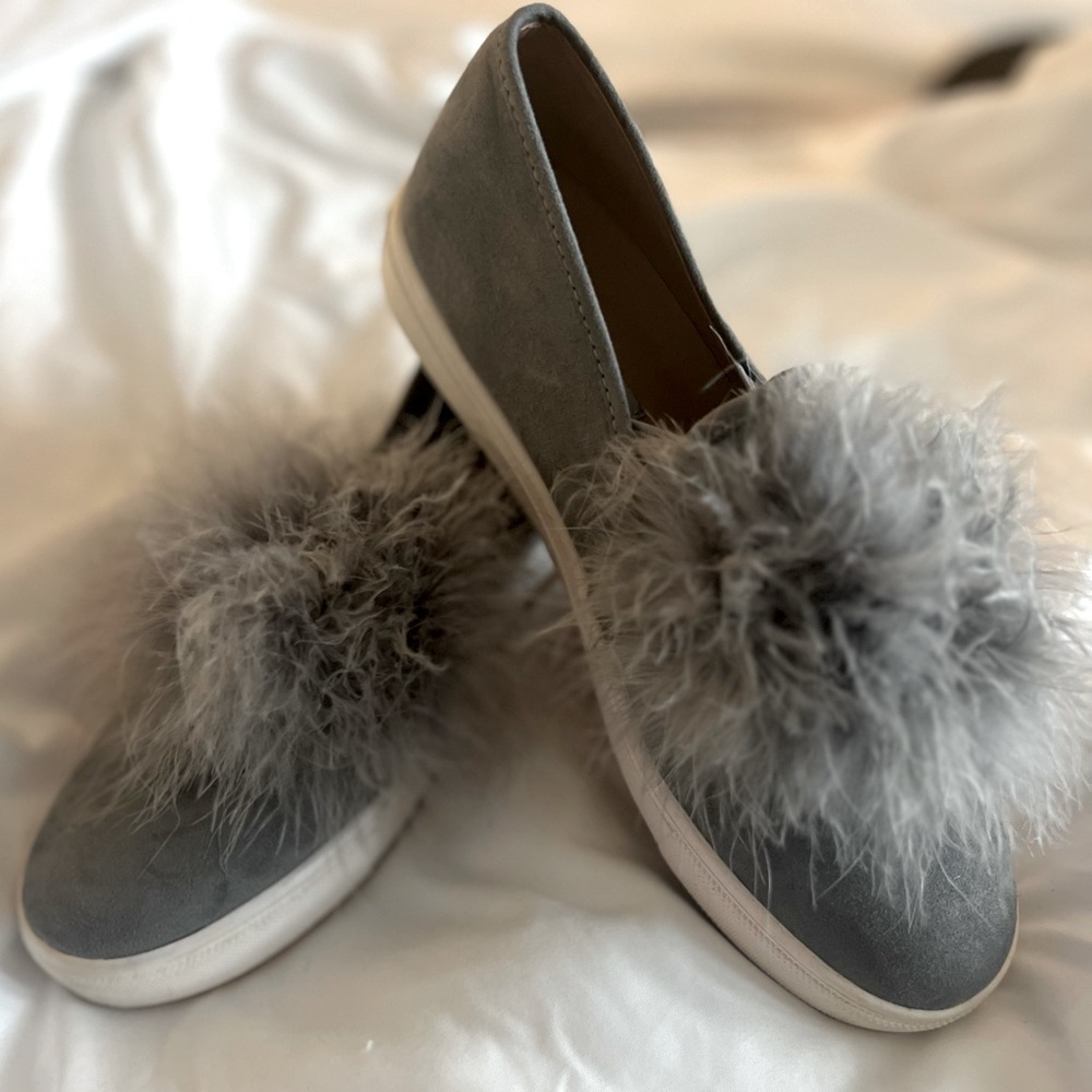 Like new Steve Madden Feather Slip ons size 7